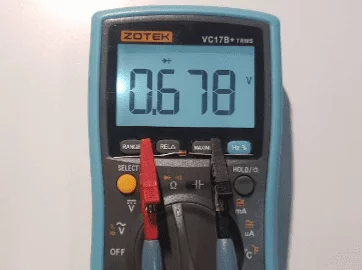 Помогает измерить напряжение в аккумуляторе и оценить его состояние